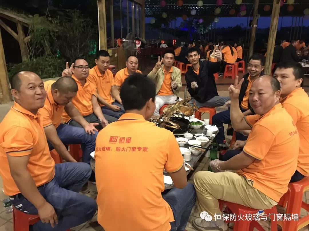 主題：“團(tuán)結(jié)”與“效率”！精誠團(tuán)結(jié)、再創(chuàng)新高！ --記公司在2017年10月17日組織了一場高明盈香戶外拓展旅游活動